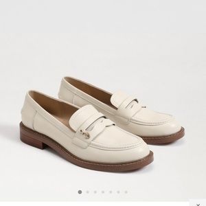 I bought this in size 8.5 but it was too big. Should fit someone who is size 9.